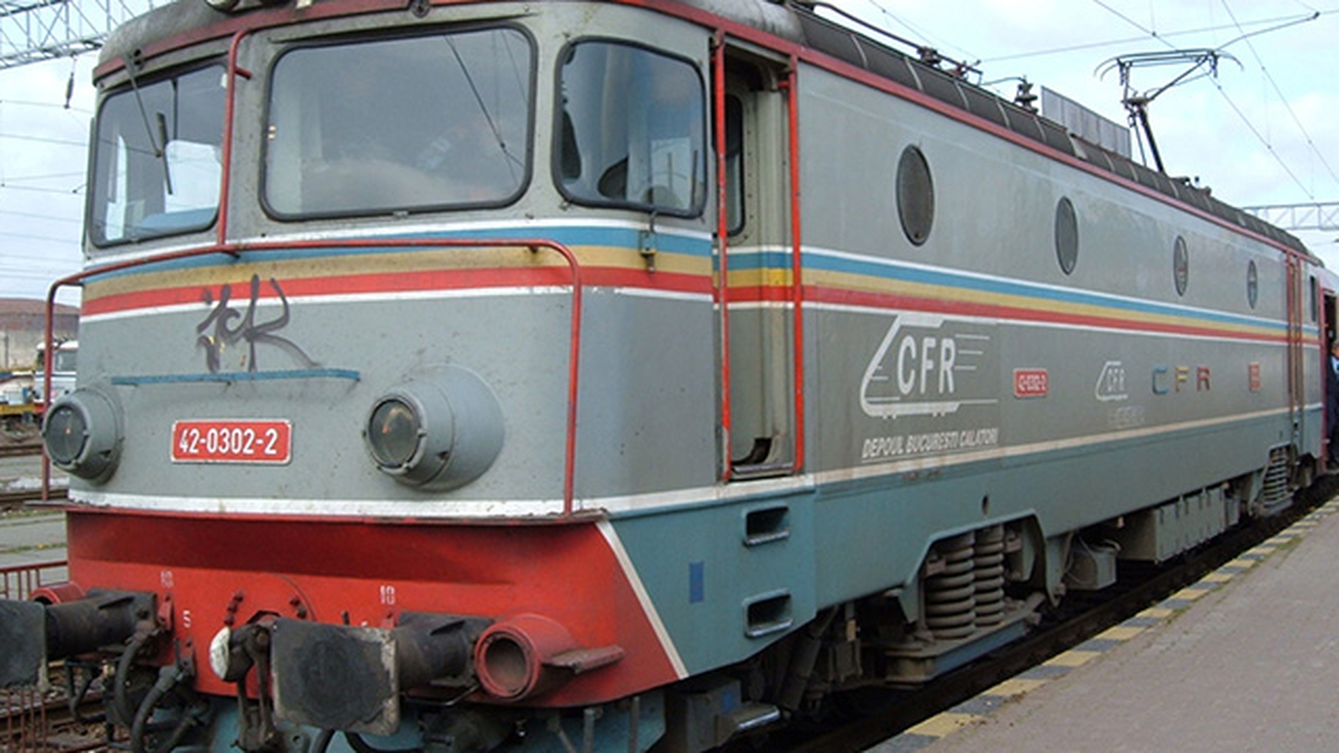 Panică în Vaslui: locomotiva unui tren de călători a luat foc! Aproximativ 100 de oameni au fost evacuaţi