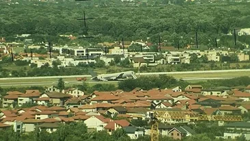 Un avion cu 84 de pasageri, la un pas de catastrofă pe Aeroportul Băneasa! A aterizat pe o aripă | VIDEO