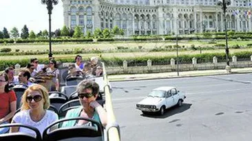 Sute de turisti in autobuzele supraetajate