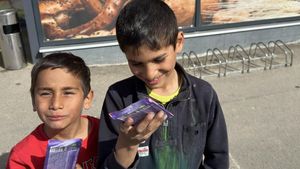 Povestea emoționantă a acestor doi cerșetori din Filiași. "Stăteau pe bordură și așteptau ca cineva să le întindă un leu să poată lua 'ciociolată' pentru mama"