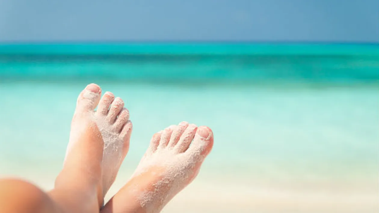 Motivul pentru care obligatoriu trebuie să aruncați acest model de papuci!