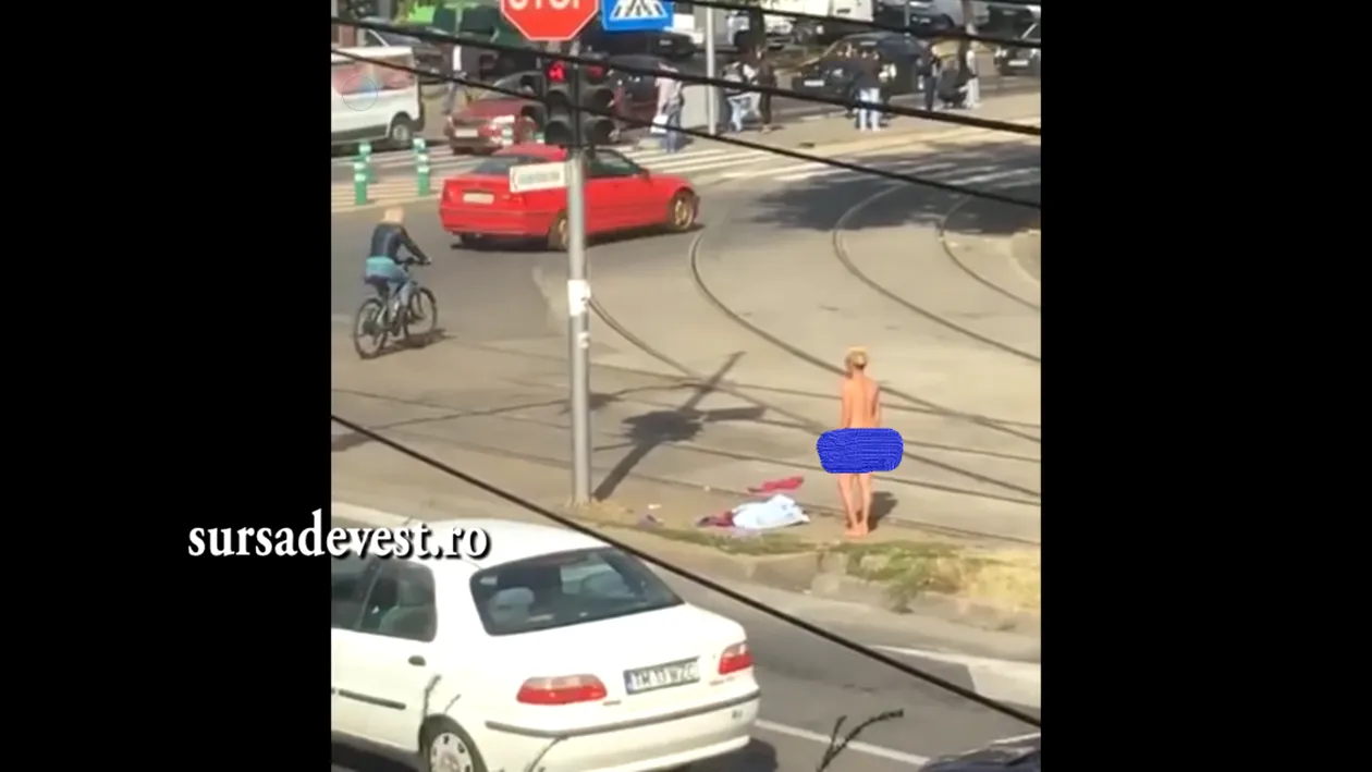 O femeie dezbrăcată s-a plimbat printr-o intersecție din Timișoara! (video)