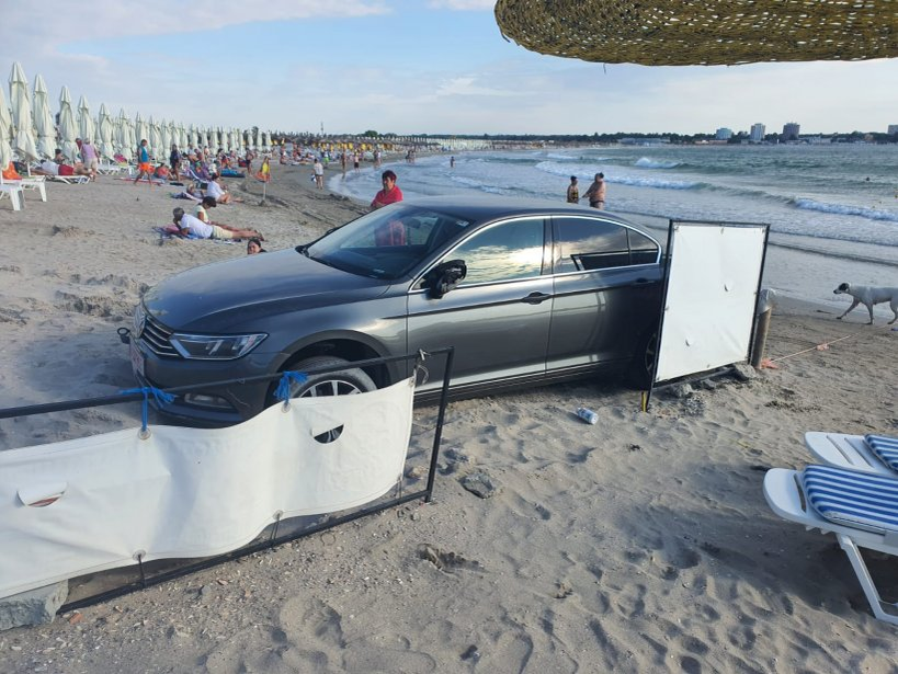 Incredibil! Imagini cu mașina unui turist parcată pe plajă, printre șezlonguri, în Saturn. Salvamarii au sunat la poliție