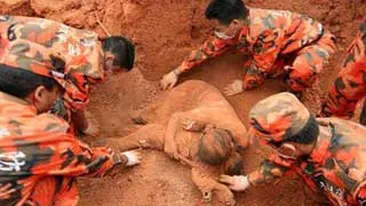 Cu adevarat sfasietor! Vezi cum a murit o japoneza disperata sa-si salveze bebelusul