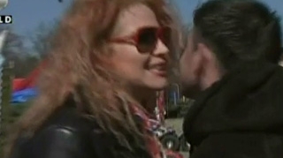 VIDEO Oana Lis se saruta cu barbati mai tineri in parc! Oare Viorel Lis stie?