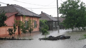Foto de senzatie! N-o sa-ti vina sa crezi ce face o familie de romi intr-o casa inundata