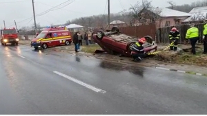 Accident grav în Argeș. A lovit un pieton și apoi s-a răsturnat cu mașina