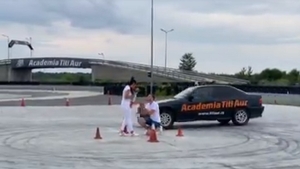VIDEO. Cerere inedită în căsătorie, la Academia Titi Aur. Viitoarea mireasă a spus "Da" în timp ce o mașină făcea drifturi în jurul ei