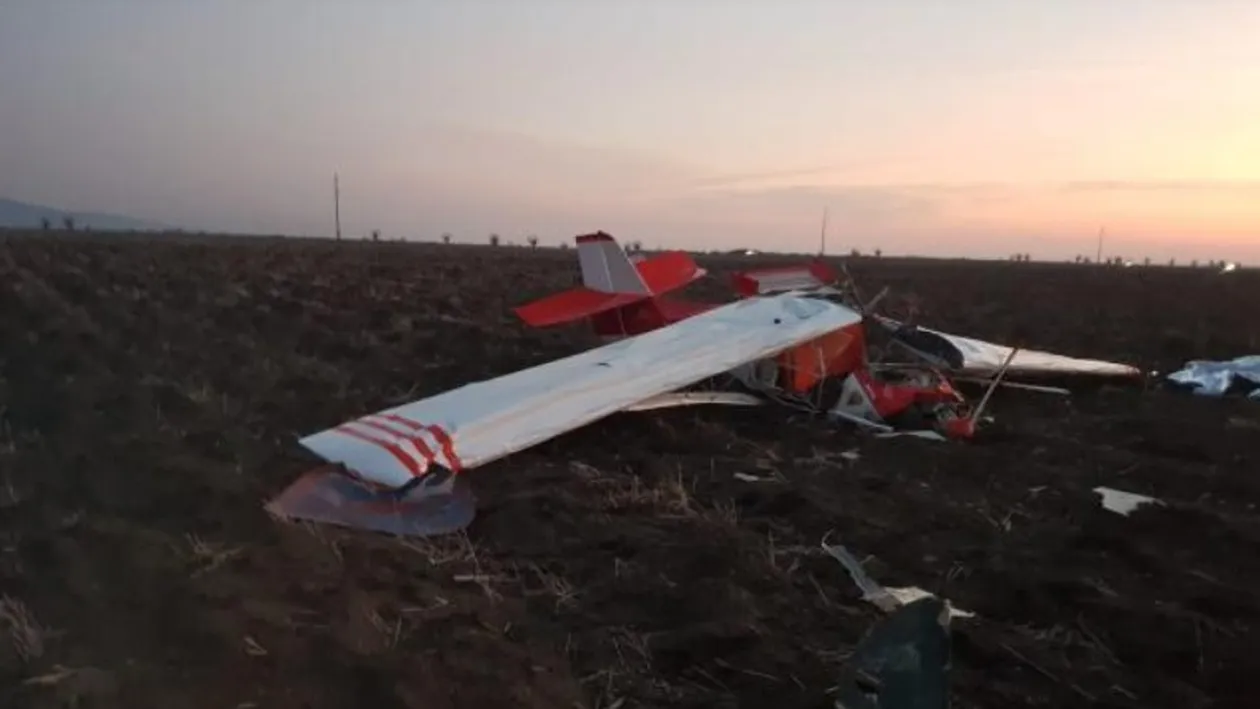 El este Bogdan Constantin Adomniței, bărbatul care a murit în urma accidentului aviatic din Suceava. Era fratele fostului ministru al Educației