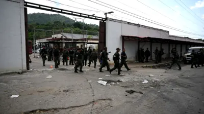 GALERIE FOTO Venezuela a trimis 11.000 de soldați să „recucerească” o închisoare controlată de interlopi. Deținuții aveau și piscină