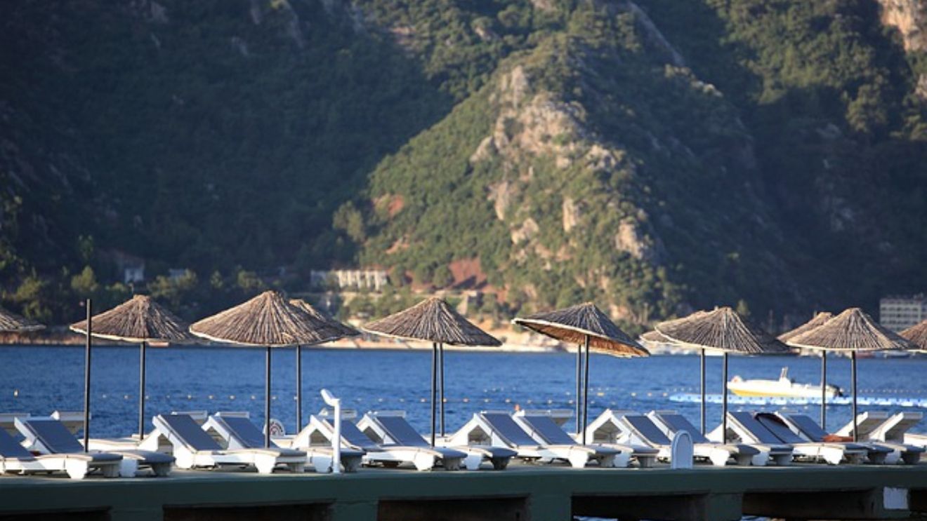 O mulțime de turiști români, clipe de panică pe litoralul Turciei. Ce au pățit în apa mării: „Vin și te înțeapă, îți lasă semn”