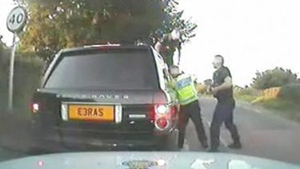 VIDEO Politistii i-au spart geamurile  pentru ca nu purta centura