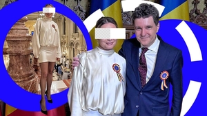 Vedeta care a furat privirile la Cotroceni, de 1 Decembrie. S-a pozat cu președintele, dar toată lumea era atentă la ... picioarele ei!