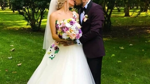 Elly şi Cristian s-au cununat religios! Imagini de colecţie de la nunta foştilor concurenţi de la ”Mireasă pentru fiul meu”