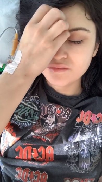 Irina Rimes, internată cu hemoragie internă şi operată de urgenţă: “Să-mi ţineţi pumnii”