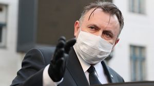 Nelu Tătaru, precizări importante. Se poate lua coronavirus de pe lumânarea cu care primeşti lumină? Iată ce trebuie să faci, de Paşte