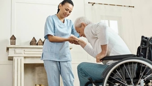Ce s-a întâmplat după ce o badantă româncă de 51 de ani s-a măritat cu italianul de 90 de ani pe care-l îngrijea. Ce au observat rudele pensionarului