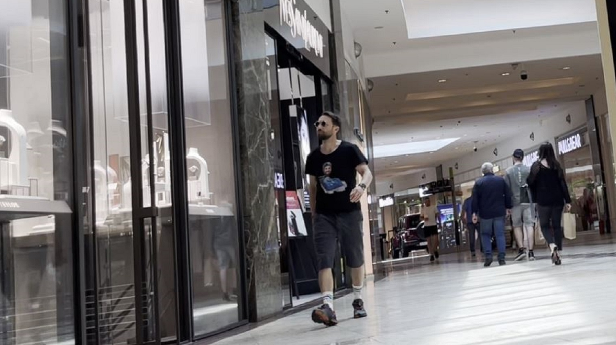 Dani Oțil, pe holurile mall-ului din Băneasa, în căutarea zonelor de interes personal (Foto: CANCAN.RO)