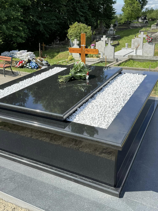 Monumentul ridicat de soția lui Gabi Stângău/ Sursa foto: Facebook