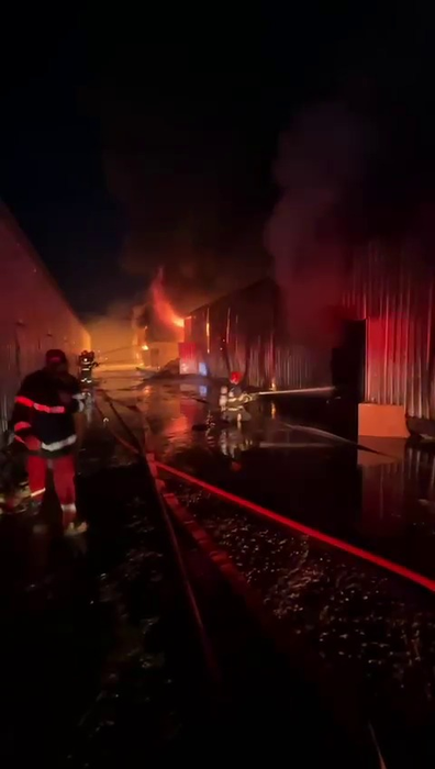 Incendiu la Dragonul Roșu din București! Flăcările mistuie totul în calea lor. Imagini VIDEO