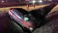 Un bărbat din Timiș, cascador fără voia sa! A călcat accelerația prea tare și a ajuns cu mașina într-un șanț