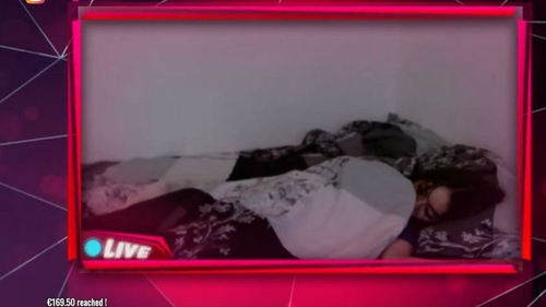 Metoda incredibilă prin care o adolescentă de 15 ani a reușit să fac 800 de lei într-o singură noapte! S-a filmat în timp ce dormea