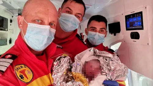 Momente emoționante în Bistrița, după ce o gravidă a născut în ambulanță. Moașe i-au fost trei paramedici