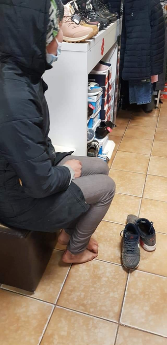 Povestea tristă a lui George, un elev de 16 ani care vinde pătrunjel și lapte. Trăiește de pe o zi pe alta și nu poate urma școala online, pentru că nu are telefon