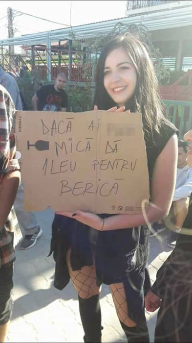 Cum a făcut rost de bani o tânără care era la mare. Gestul ei a devenit viral:  „Dacă ai ^#&@ mică, dă 1 leu pentru berică”