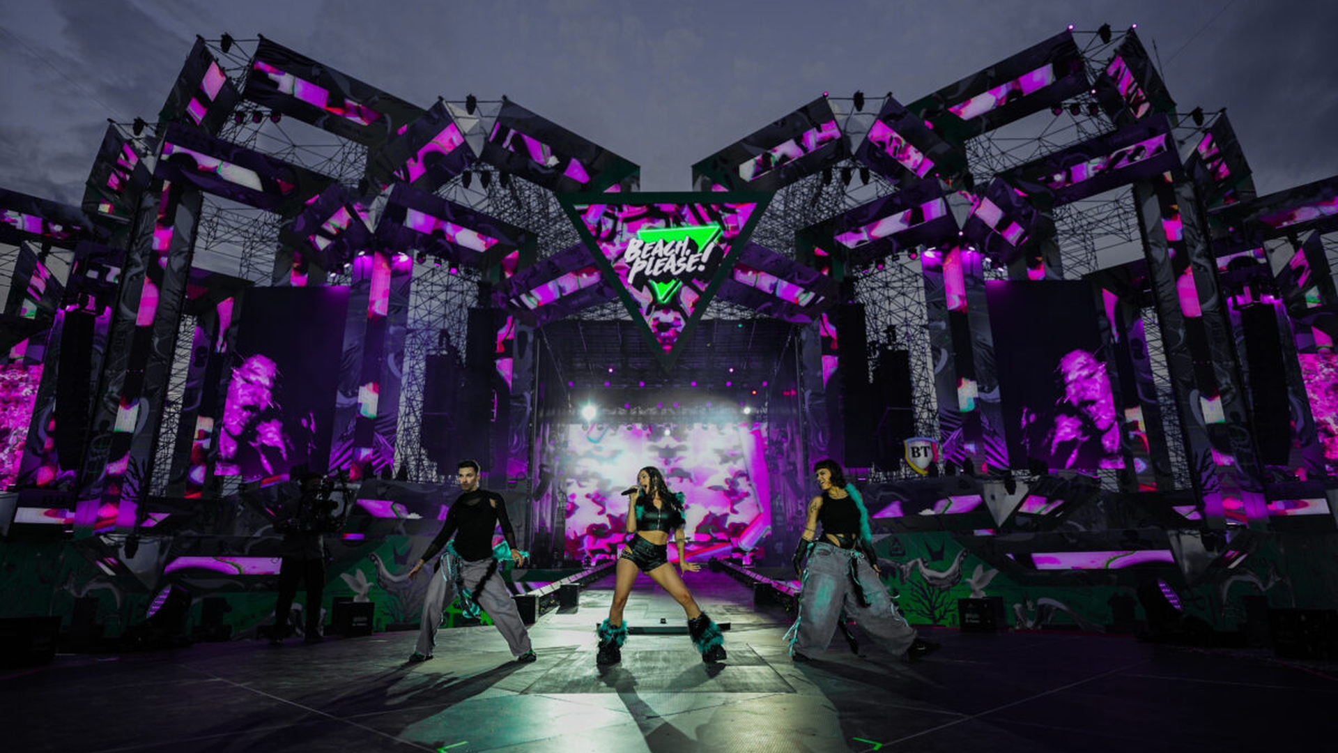 BEACH, PLEASE! 2026 continuă în forță: Ziua 1 a adus show-uri spectaculoase și o energie care a ținut festivalul viu până târziu în noapte