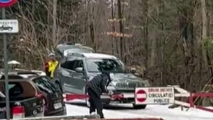 Un șofer a fost surprins când tăia cu flexul bariera care blochează drumul spre Cota 1.400 din Sinaia. Bărbatul riscă să se aleagă cu dosar penal