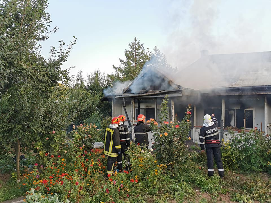 Incendiu la Mănăstirea Agafton din Botoșani. Flăcările au distrus multe bunuri