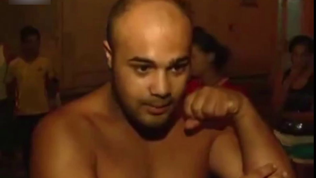 Îţi  mai aduci aminte de Perversu' de pe Târgu Ocna? Bărbatul a ajuns de nerecunoscut după ce s-a îngrăşat 25 de kilograme