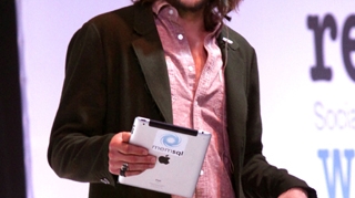 Ashton Kutcher citeste mai bine daca se joaca cu sticla de apa