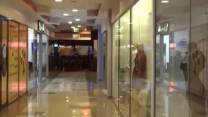 Tavan prăbuşit într-un centru comercial din Vaslui. Trei persoane, rănite