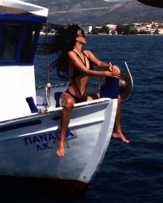 Daniela Curdu, in ipostaze extrem de sexy în Sicilia. A îmbrăcat o rochiţă scurtă şi…