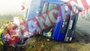 Autocamion cu baterii periculoase, rasturnat