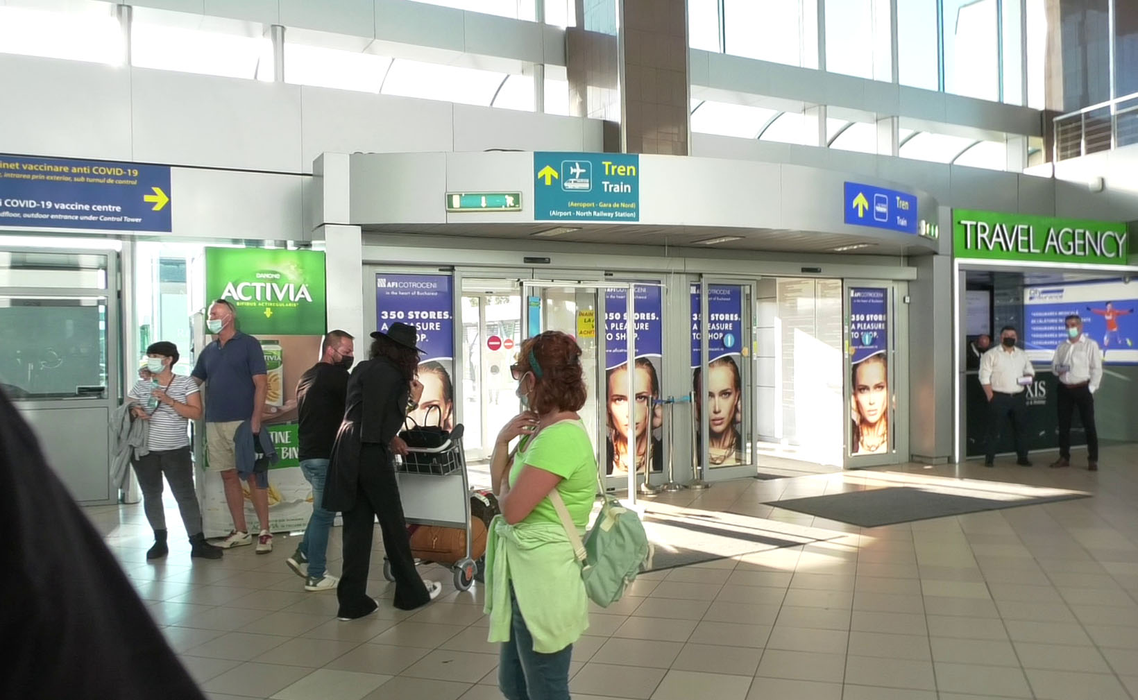 Mihaela Rădulescu a încercat să se „camufleze” în aeroport / Sursă foto: CANCAN
