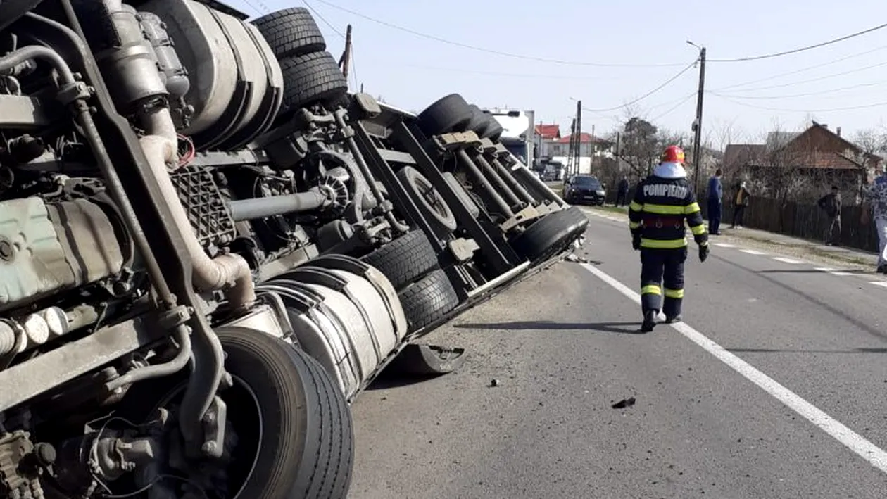 Camion răsturnat pe DN7. Șoferul a fost transportat la spital