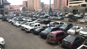 Rușinos! Ce au găsit doi bărbați din Botoșani pe mașinile lor, când au vrut să le scoată din parcare