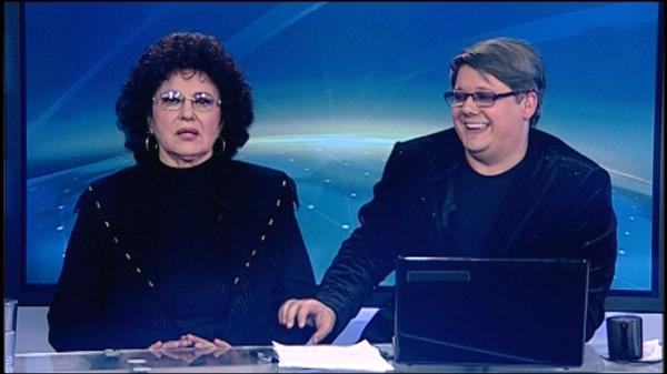 Fuego și Irina Loghin au ajuns într-un jurnal TV… cu peripeții. Cum s-au descurcat artiștii la pupitrul  știrilor