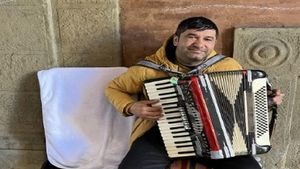 Povestea de viață a lui Fănel, românul care cântă pe străzile din Bologna ca să-și întrețină familia. I-a impresionat pe italieni!