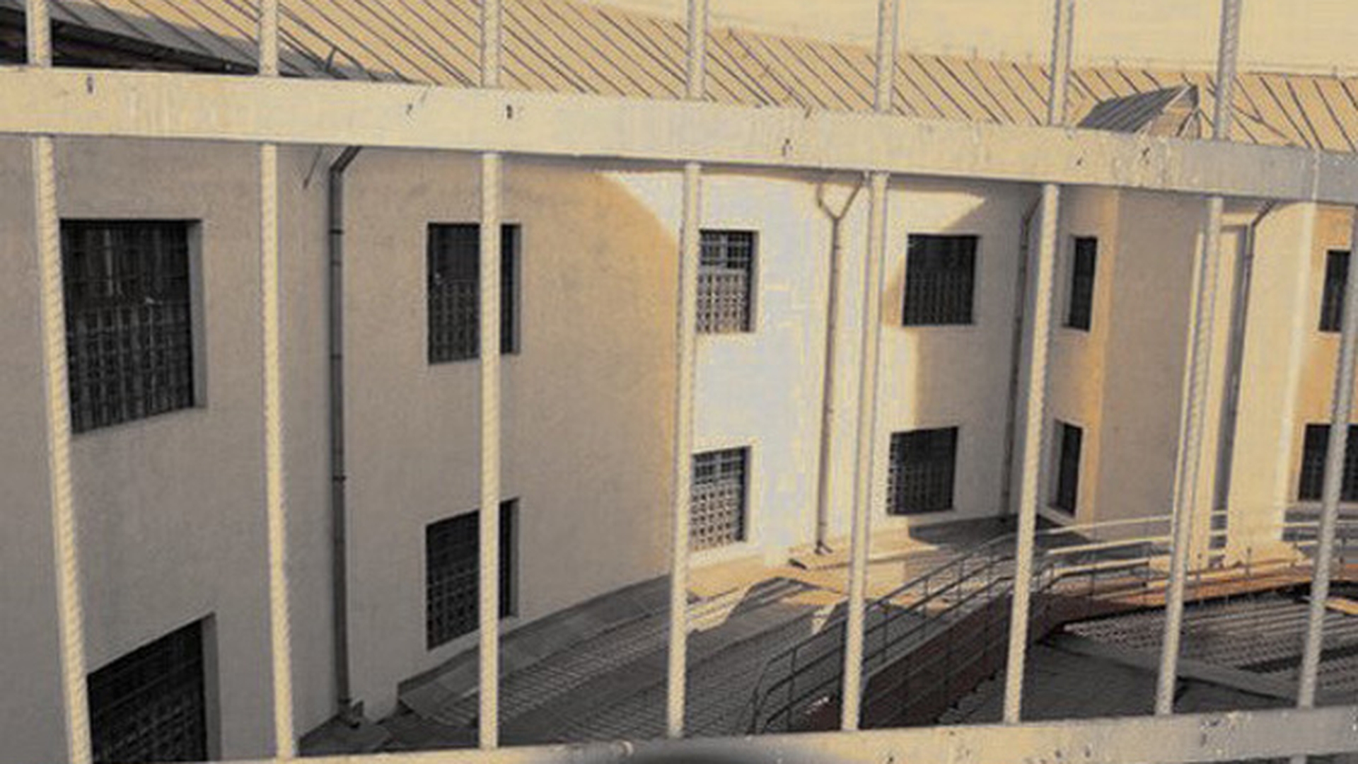 Detinutul de la Penitenciarul Craiova a renuntat la protest! El s-a urcat ieri pe cladirea institutiei