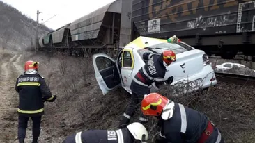 Taxi cu 2 clienţi, spulberat de un tren marfar la Orşova, după ce șoferul a forţat trecerea. Bilanțul victimelor