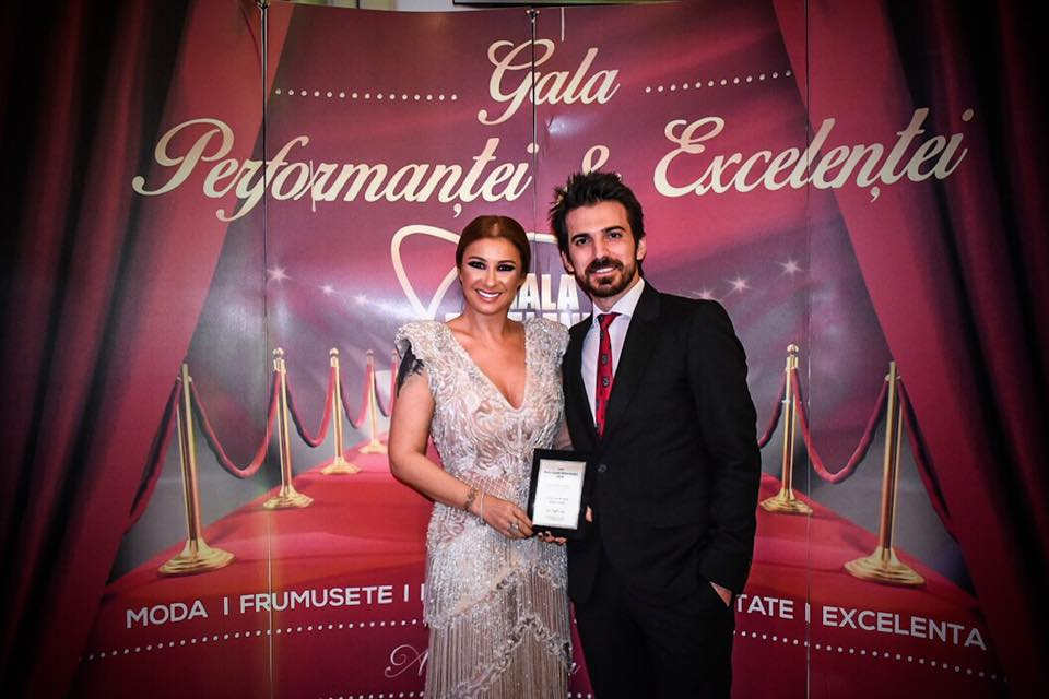 Anamaria Prodan a purtat o rochie extrem de elegantă, dar transparentă! Gafa făcută de soția lui Reghe când a primit un premiu important în cariera ei