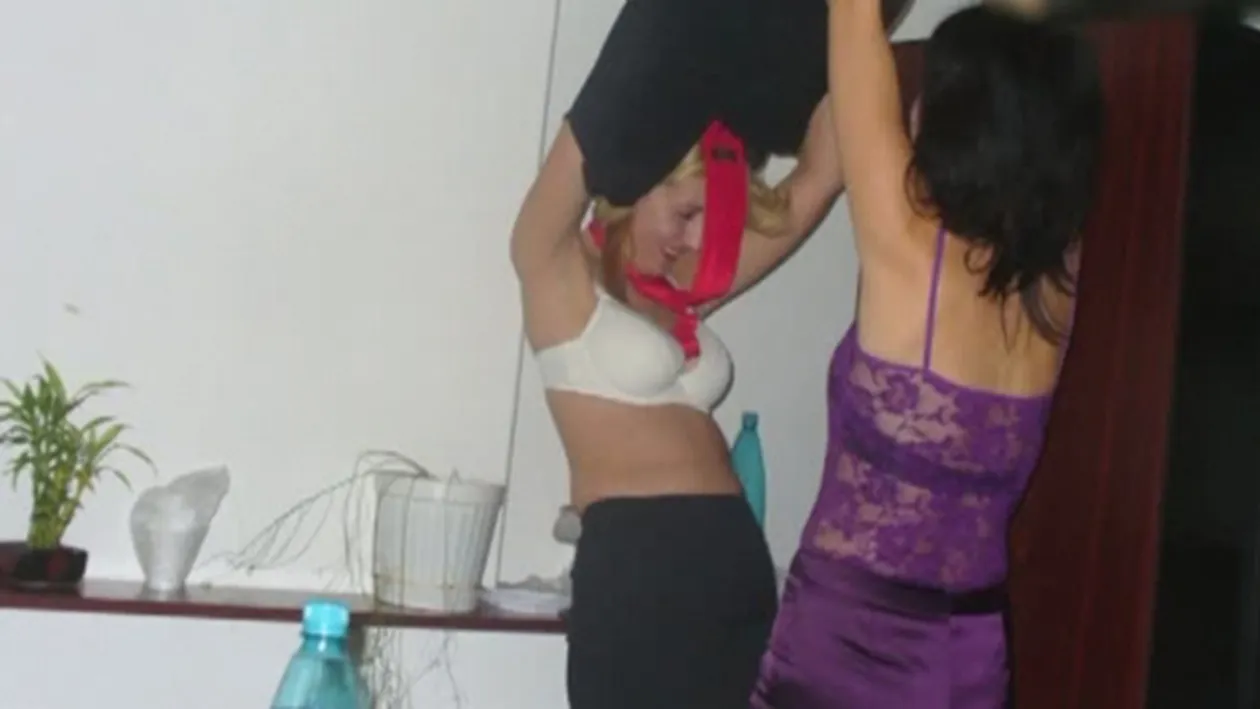 A dat o petrecere pe cinste la ea acasa, insa ce a urmat a devenit viral! O bruneta din Timisoara s-a dezbracat si...