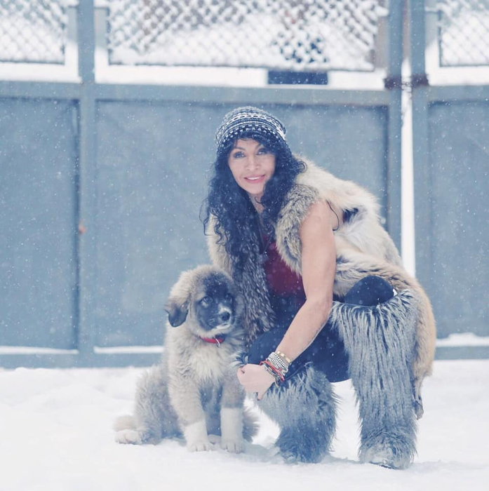 Mihaela Rădulescu a muls vaca la “Ferma“ cu bluză de mătase și palton Chanel: “Mi-a plăcut ideea”
