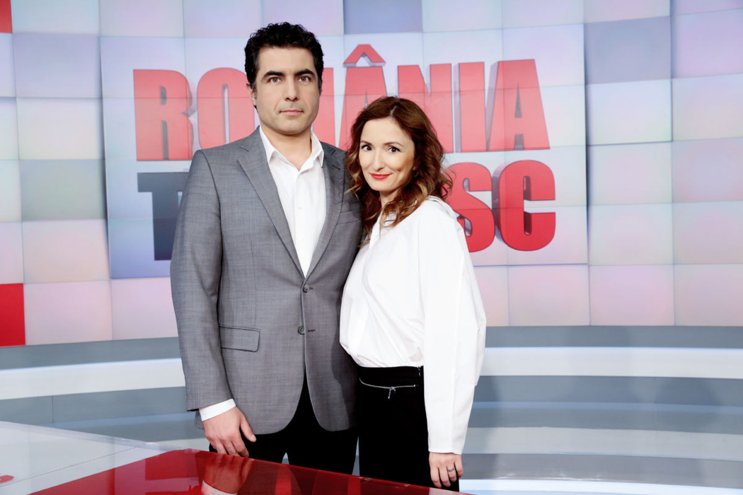 Celebrul prezentator de la PRO TV apare rar în public cu soția (cunoscută jurnalistă)… Noi i-am filmat însă departe de pupitrul știrilor!