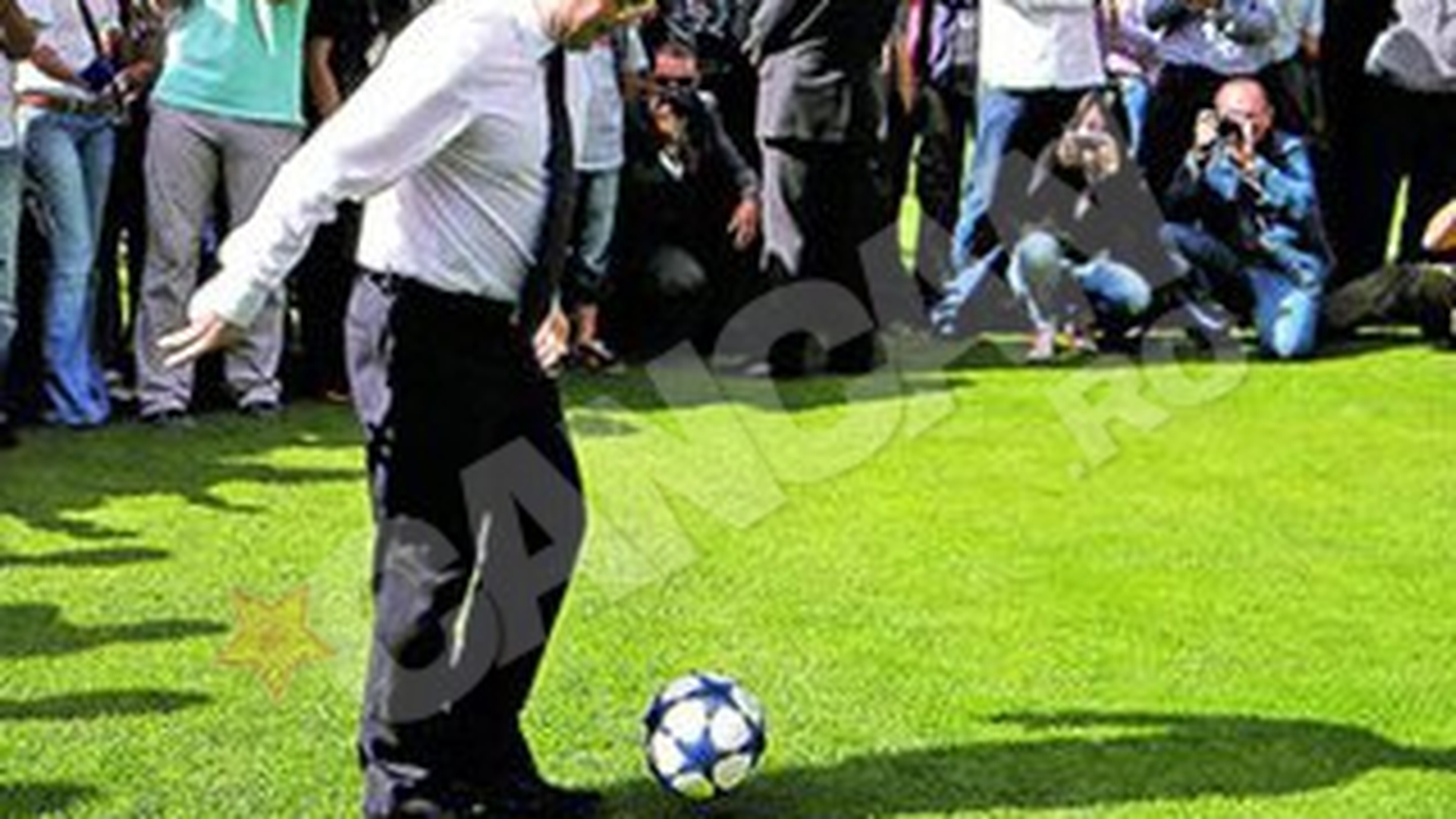 Premierul Emil Boc l-a "provocat" la un penalty! Florin Piersic, descult pe Cluj Arena