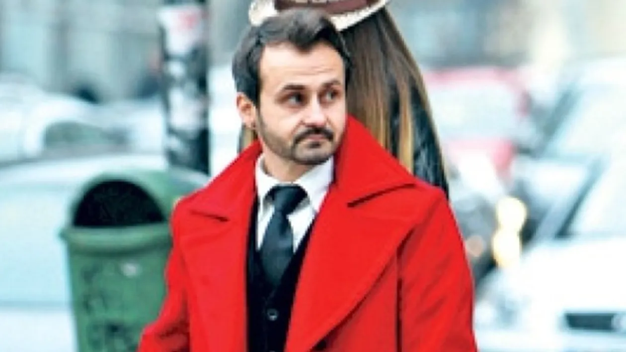 Cel mai perverse sfaturi din modă! Vezi cum isi instruieste un designer modele inainte de evenimente: Vă doare-n p..a